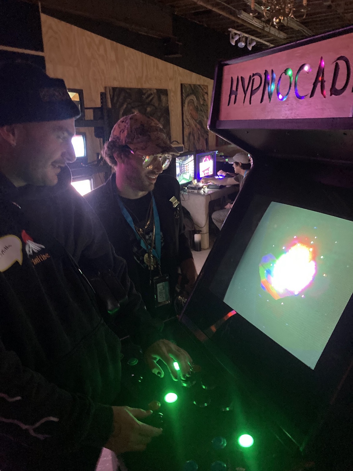 Players at the Enso machine